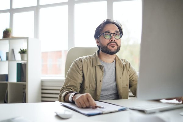 What's the Best Way to Apply Vinyl Wrap to a Motorhome for a Custom Look?